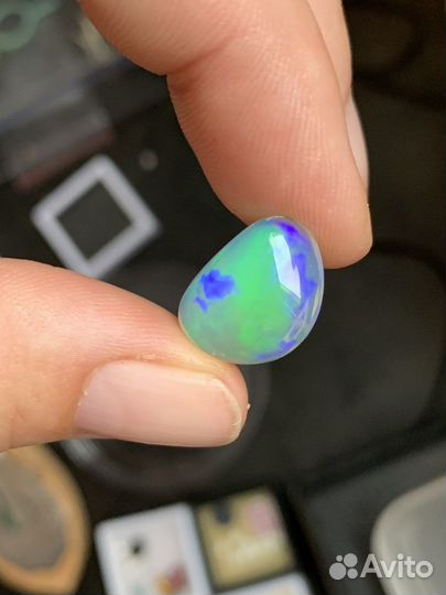 Опал натуральный фиолетово-голубой 6.4 карат