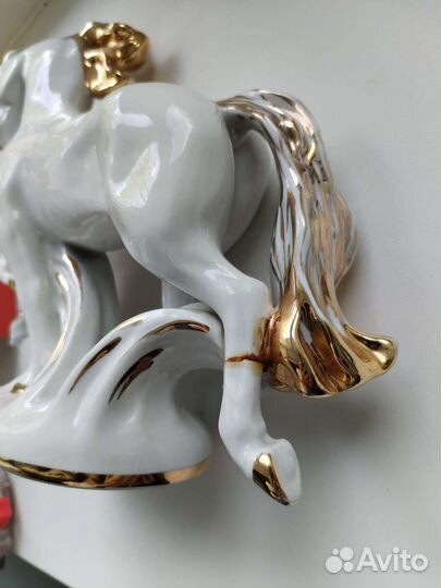 Фарфоровая статуэтка Конь лфз