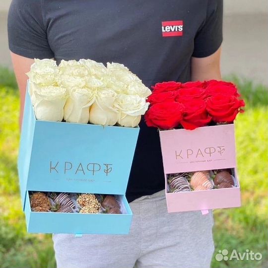 Шкатулка с розами и клубникой в шоколаде