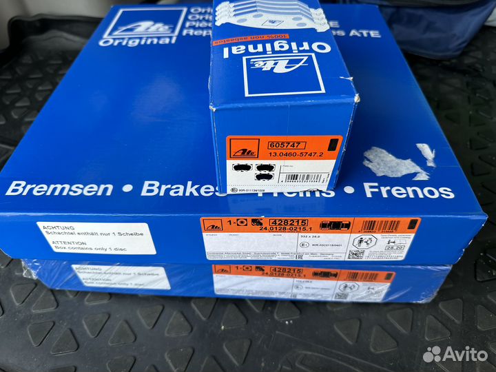 Передние тормозные диски и колодки на Pajero 4