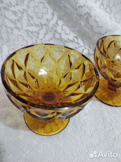 Ваза на ножке цветное стекло