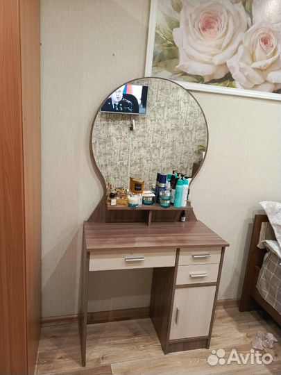Дамский столик с зеркалом