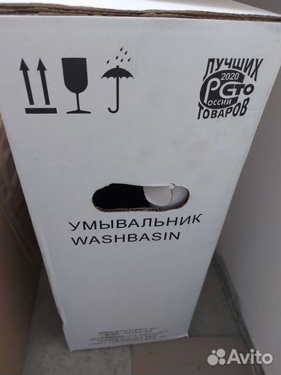 Тумба с раковной для ванной с зеркалом