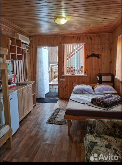 Прдается двухспальная кровать с матрасом. 130*200