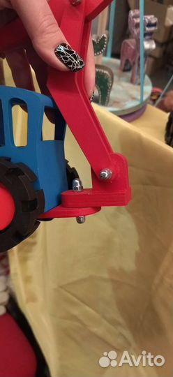 Синий трактор деревянный с ковшом и телегой