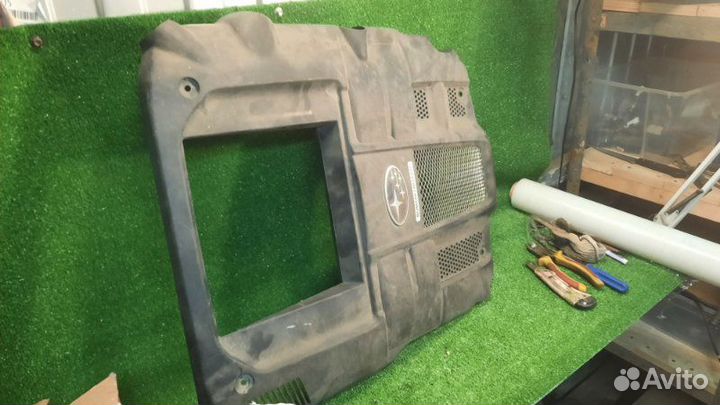 Декоративная накладка двс Subaru Legacy BL5