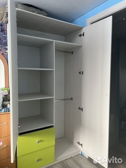 Продаю стол и шкаф в детскую