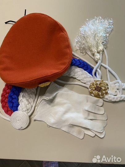 Берет, аксельбанты