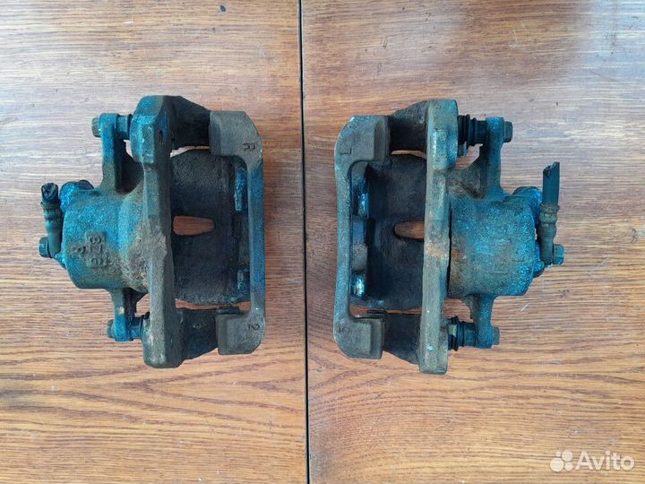 Суппорт передний Toyota Auris 150