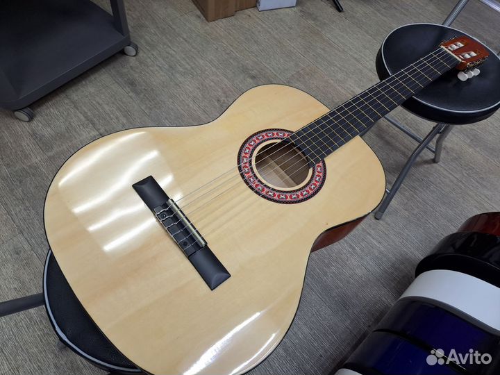 Гитара классическая с нейлоновыми струнами