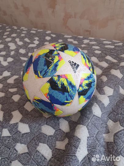 Футбольный мяч adidas