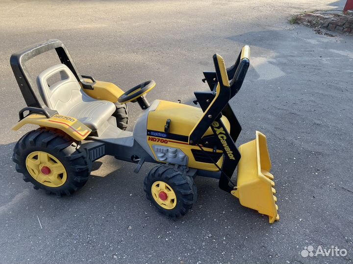 Детский трактор с педалями Peg-perego