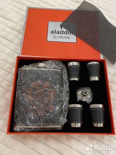 Новый подарочный набор Aladdin (Фляжка и 4 стопки)