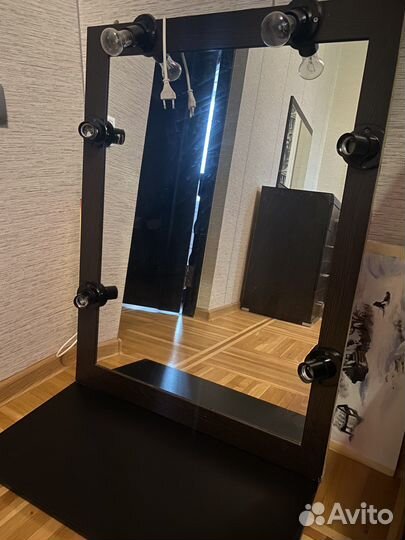 Гримерное зеркало с полкой