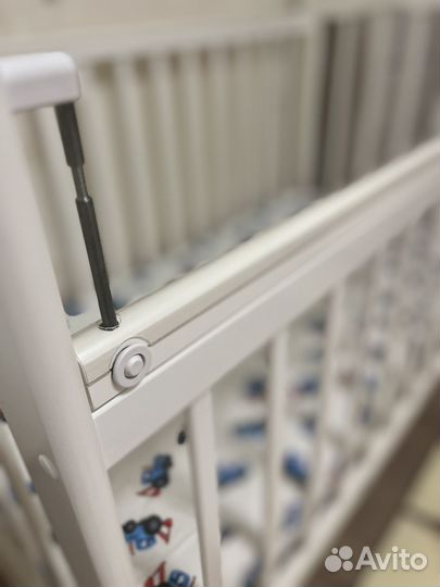 Детская кроватка с маятником, ящиком и матрасом
