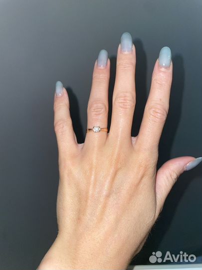 Кольцо с бриллиантом