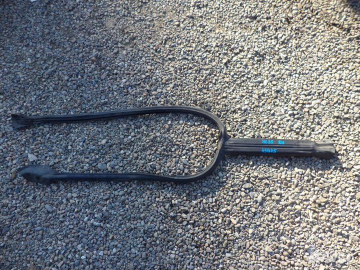 Уплотнительная резинка стекла правая Nissan Laurel