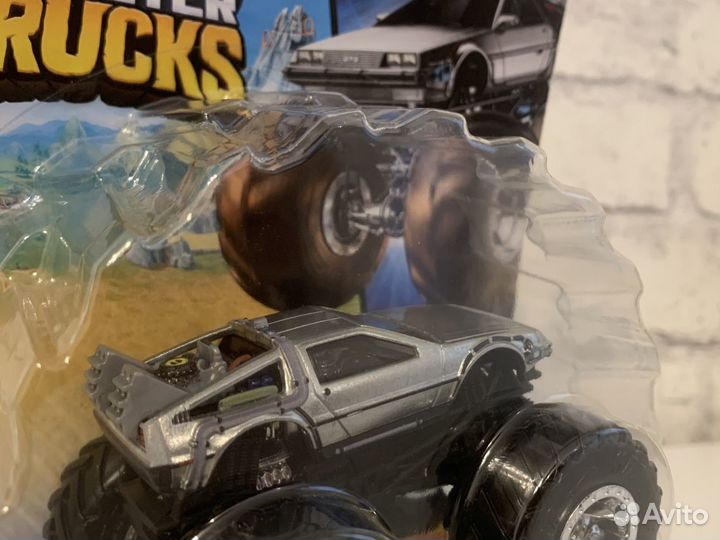 HW Monster trucks “Back to the future”