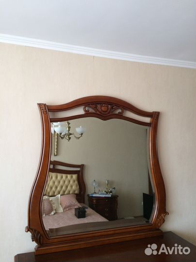 Зеркало в деревянной раме
