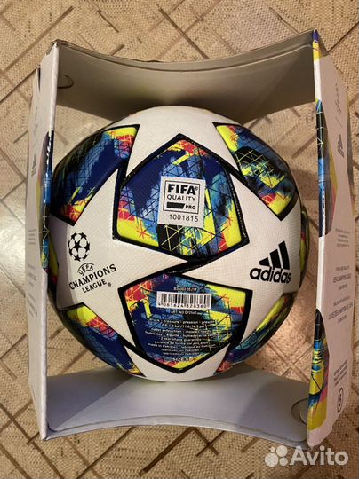 Футбольный мяч adidas