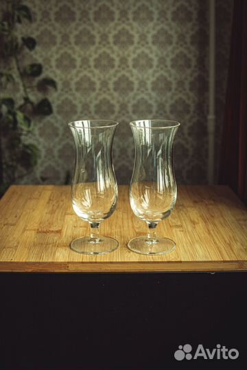 Разные стеклянные стаканы, бокалы и рюмки