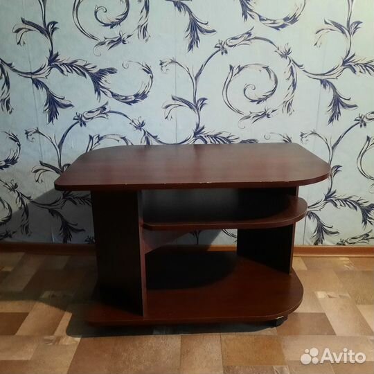 Журнальный столик на колесах