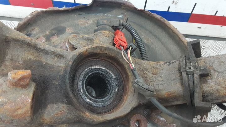 Ступица передняя правая на Volkswagen Passat B5