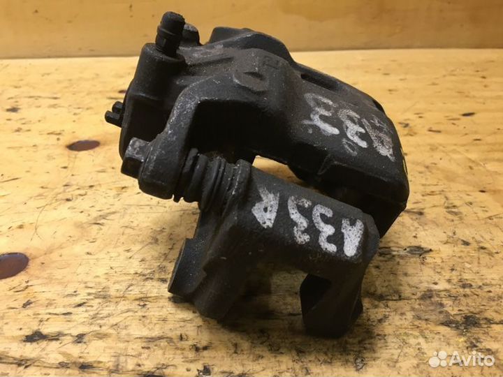 Суппорт передний правый Nissan Cefiro A33 VQ25DD