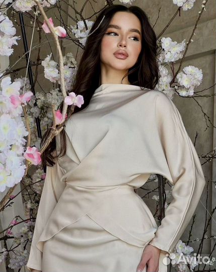 Атласный костюм с юбкой