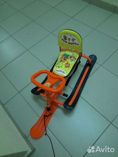 Детский снегокат со спинкой