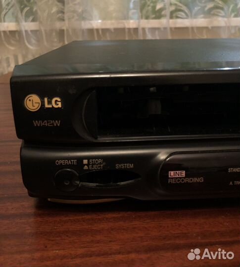 Видеомагнитофон LG W142W