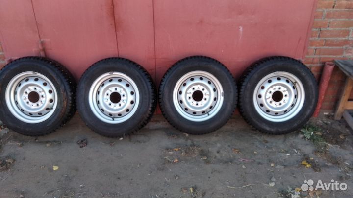 Комплект зимних шин 205/70/R15 штампы Нива