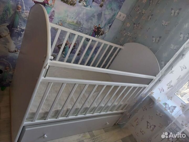 Детская кроватка с маятником и ящиком