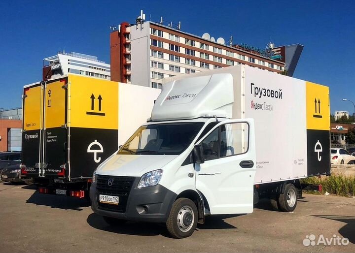 Водитель с грузовым авто