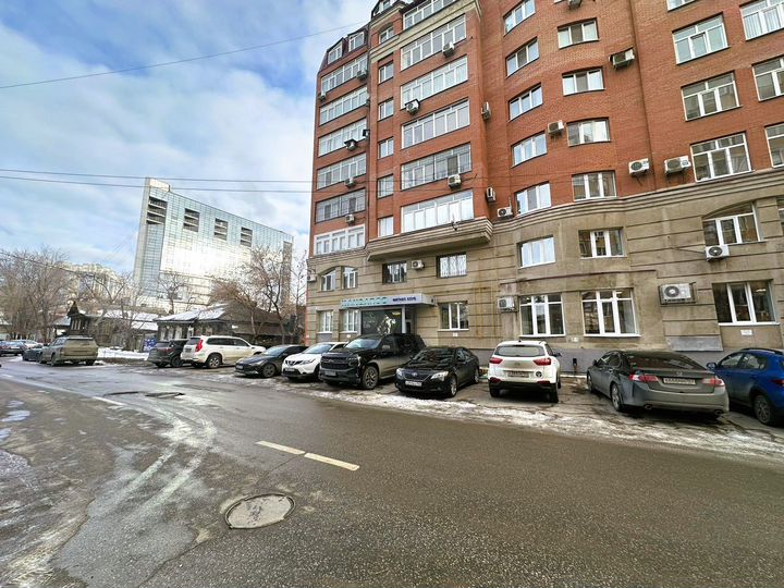 Сдаётся торгово-офисное помещение с парковкой