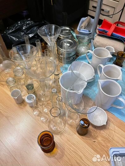 Химические колбы, пробирки, штативы, пипетки