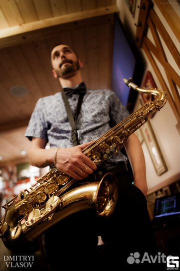 Саксофонист на праздник