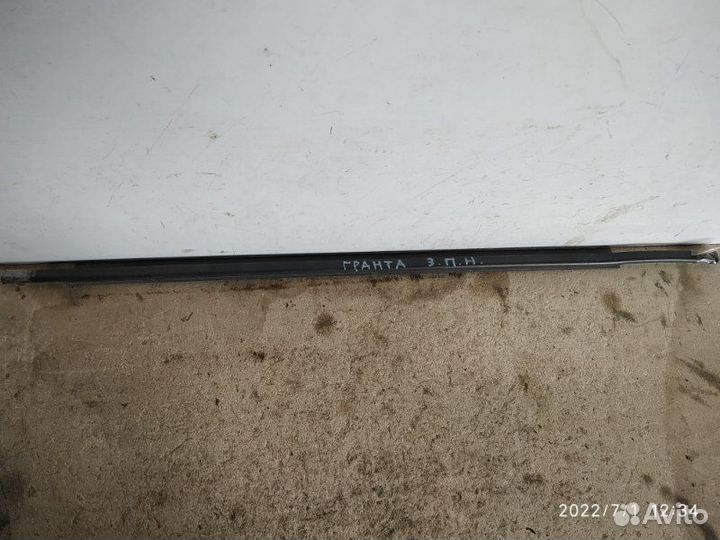 Молдинг стекла задний правый Лада Гранта седан