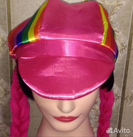 Яркая кепка с косичками для вечеринки
