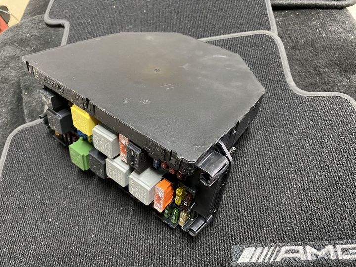 Блок предохранителей передний SAM Mercedes 28 27
