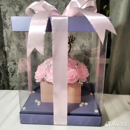 Атласные розы в коробке