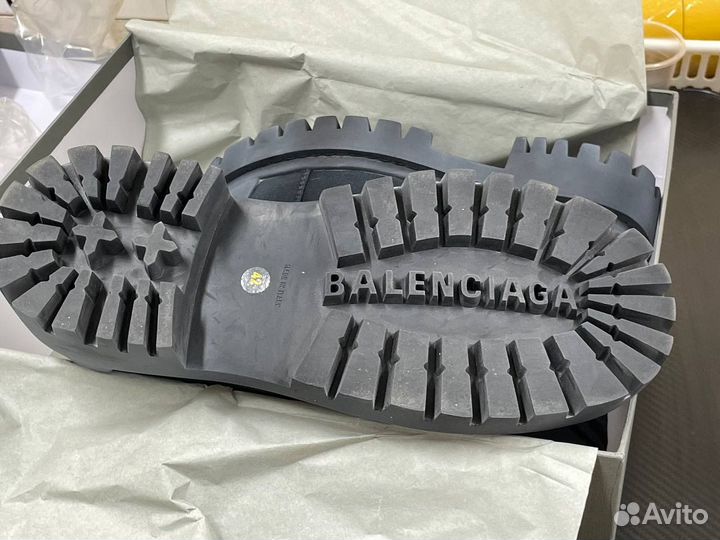 Balenciaga strike boots на руках