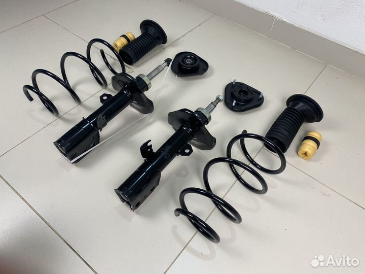 Стойка передняя Toyota Avensis T250 2003-2008