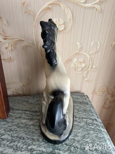 Старинная статуя величественой лошади