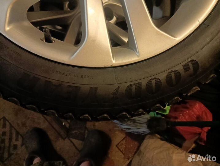 Goodyear UltraGrip 215/55 R17 94T