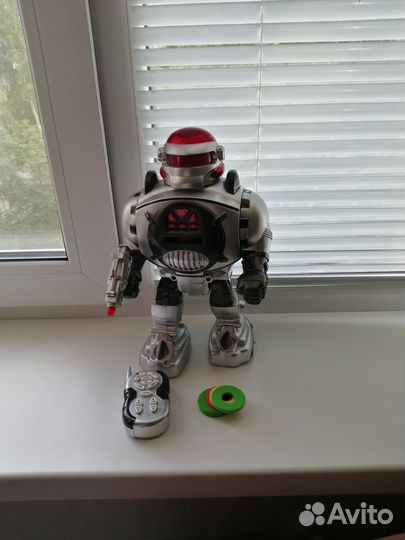 Робот на пульте управления