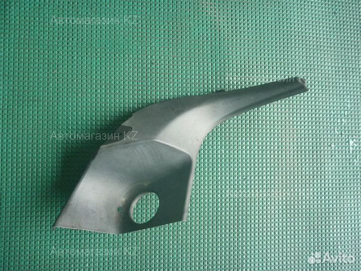 Уголок решетки под дворники прав. mitsubishi delic