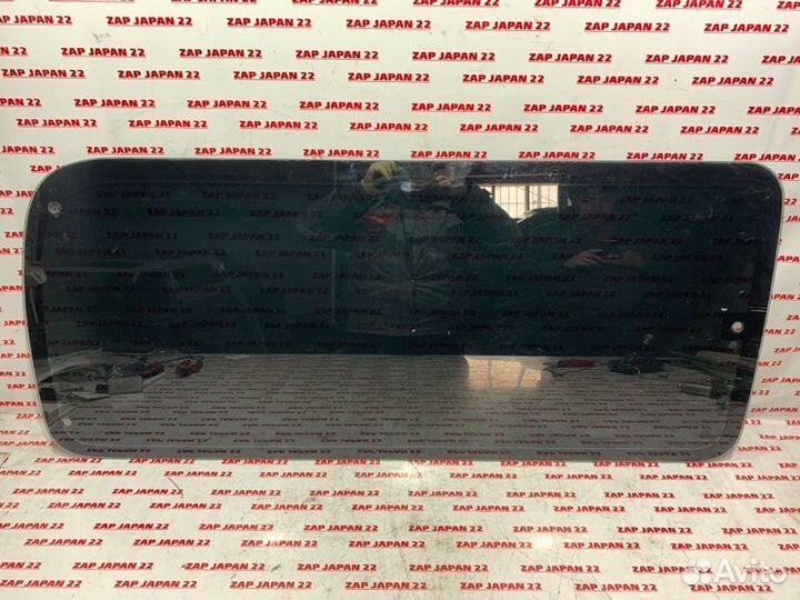 Стекло боковое заднее правое Toyota Hiace KZH106