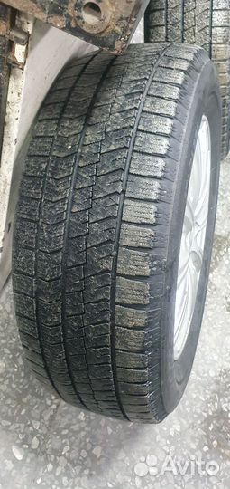 Bridgestone Blizzak VRX2 215/60 R16
