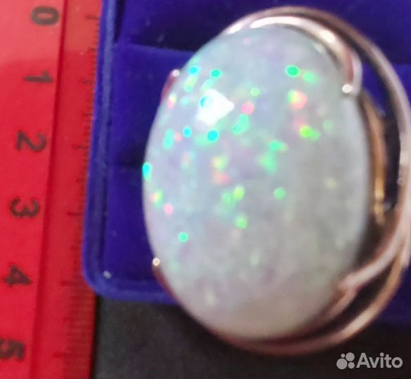 Кольцо с большим камнем